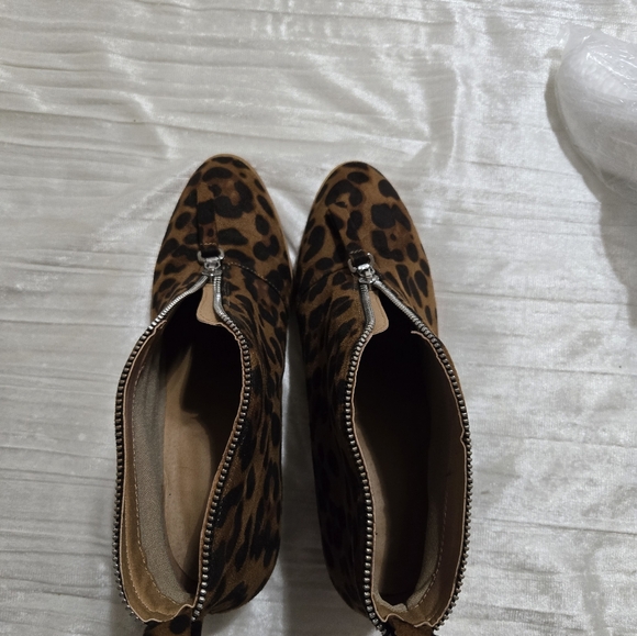 Faux Suede Zip Up Leopard Print Booties. Size 7 1/2 EUC! - Picture 6 of 8